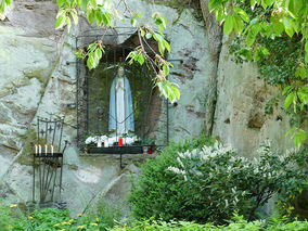 Maiandacht in der Fatima Grotte (Foto: Karl-Franz Thiede)